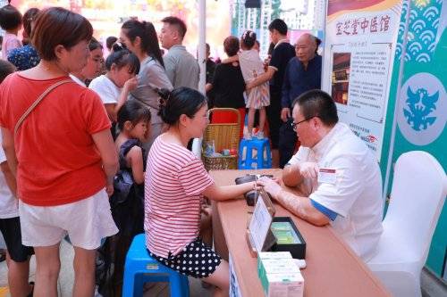 傳承中醫(yī)文化，守護銀齡健康——成都寶芝堂中醫(yī)館受邀參加2025天府銀齡芳華藝術(shù)團節(jié)目展演暨養(yǎng)生服務活動